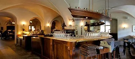 梅伦廷水上城堡酒店 酒店 4*