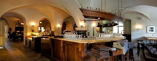梅伦廷水上城堡酒店 酒店 4*